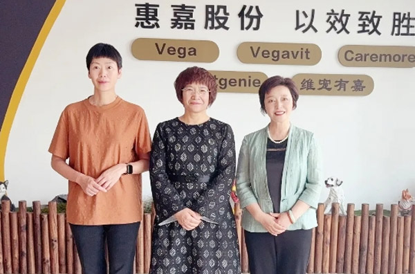 咸宁市政协副主席竺鸰光临rb88随行版调查领导